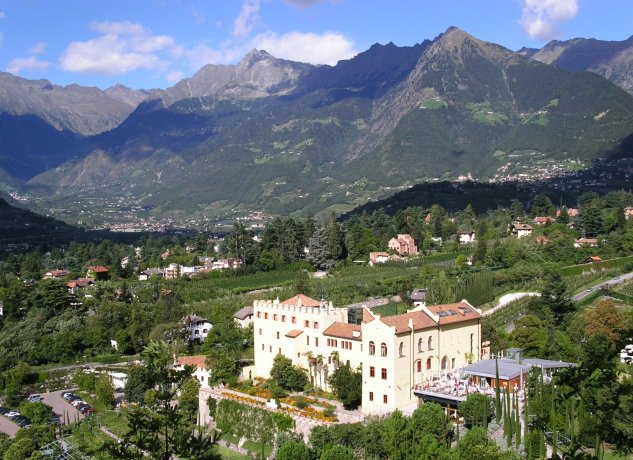 Das Schlo im Vordergrund, die Berge der Texelgruppe, die Ortschaft Algund links ins Tal hinein, rechts im Hintergrund am Hgel Dorf Tirol