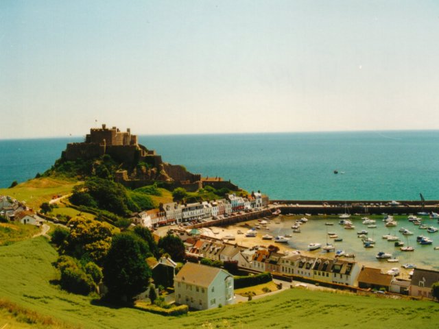 Alles �berragt die Burg 