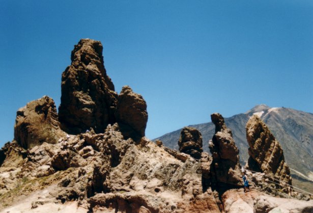Rechts im Hintergrund und doch alles �berragend: El Teide
