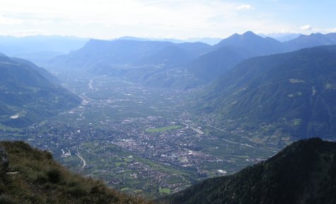 Blick vom Hahnenkamm hinunter auf Meran und das Etschtal