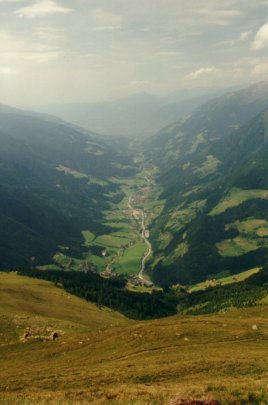 Wenn man oben ankommt, steht die Sonne über dem Tal und blendet...