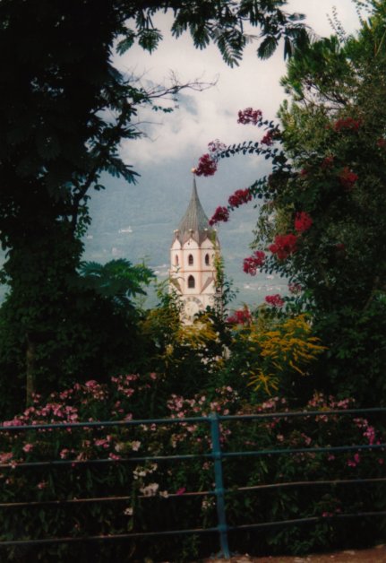 Blick vom Tappeiner Weg auf die Kirche
