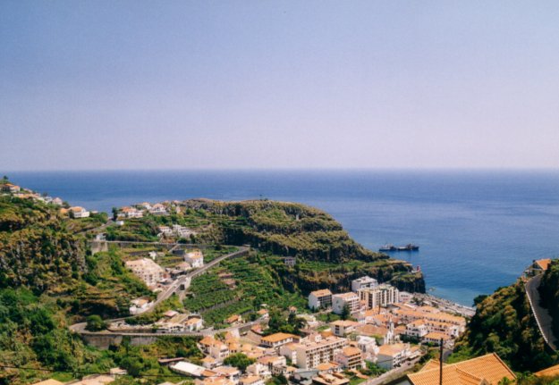 Die alte Verbindungsstra�e nach Funchal f�hrt den Berg hinauf