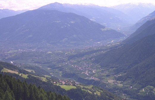 Von links nach rechts zieht sich der K�chelberg in der Bildmitte